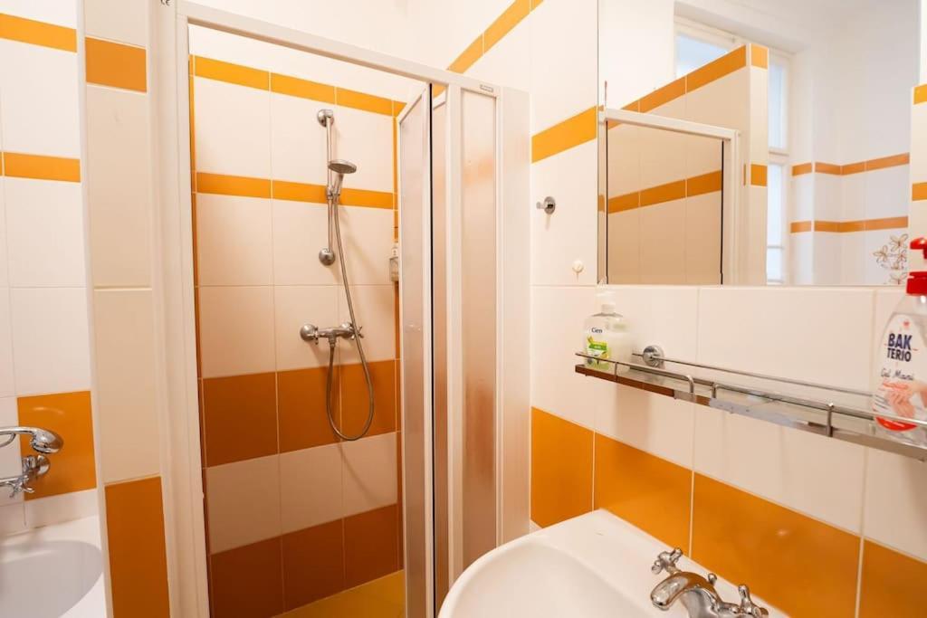 Cozygem Apt 2 Mins Walk Charles Bridge Praha